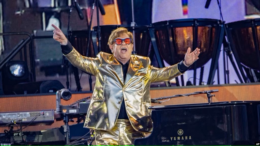 歌手艾尔顿·约翰凭借艾美奖获胜，成功完成稀有的“EGOT”奖项。 Singer Elton John Completes Rare ‘EGOT’ with Emmy Win