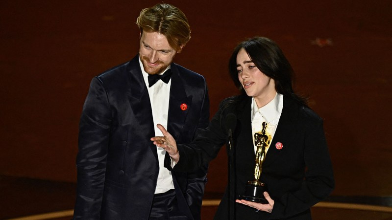 比莉·艾利什（Billie Eilish）和芬尼斯·奥康奈尔（Finneas O’Connell）凭借最佳原创歌曲奖，成为了最年轻的两次奥斯卡获奖者。